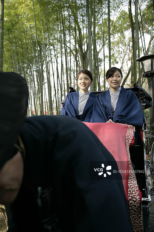 两名女子坐在人力车上图片素材