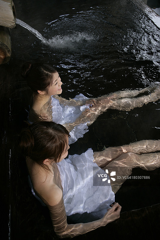 两位女士泡在热水浴缸里（高角度拍摄）图片素材