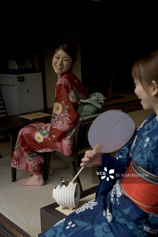 两位穿和服的女士图片素材