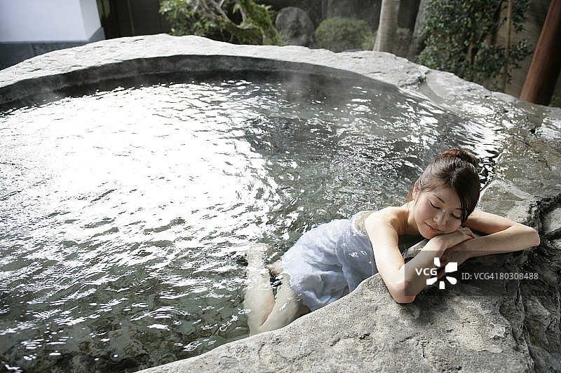 在热水浴缸里泡澡的女人图片素材