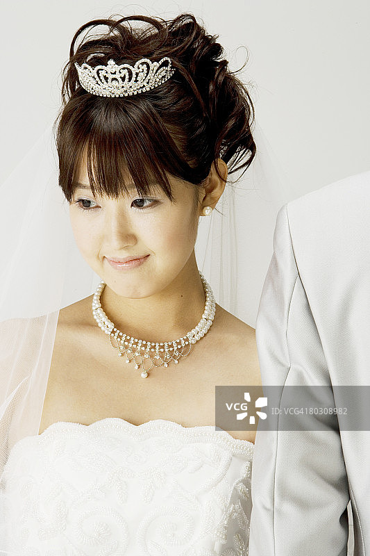 新娘特写的新婚夫妇肖像图片素材