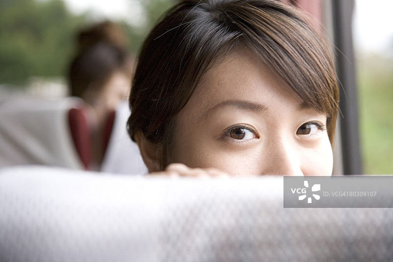 从头枕探出头的年轻女人图片素材