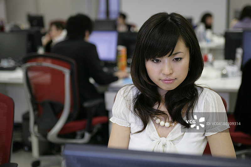 在办公室使用电脑的女人图片素材