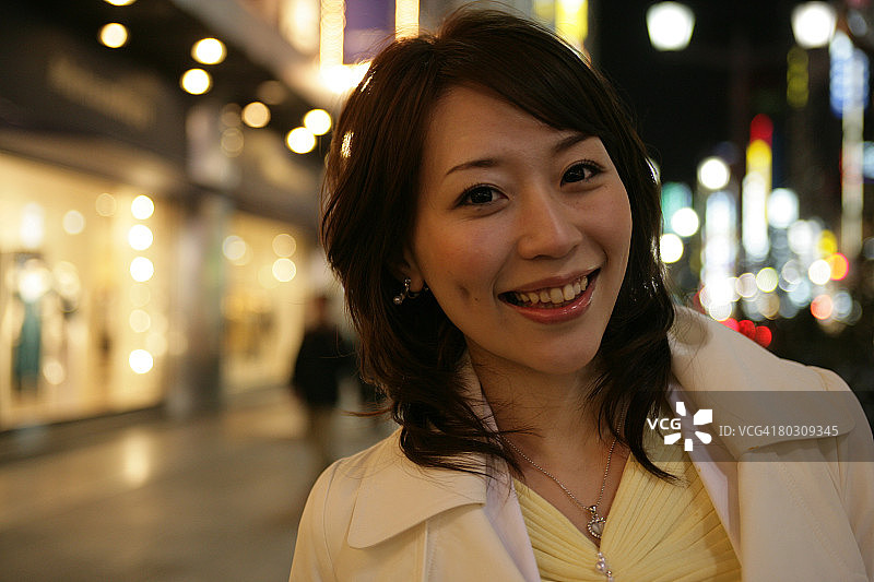 夜晚站在街道上的特写女人图片素材