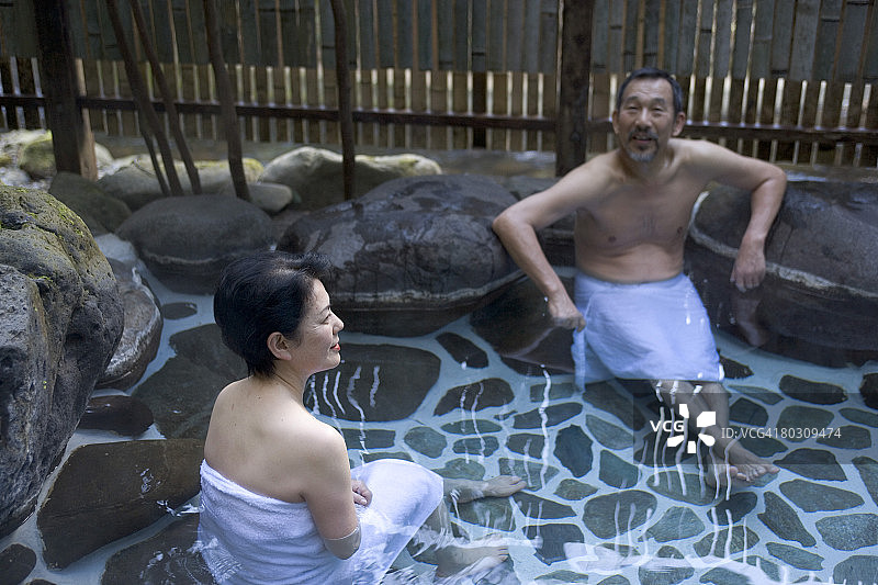 老年夫妇在温泉中图片素材