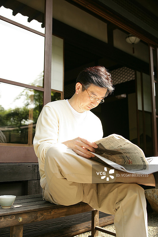 中年男人读报纸图片素材