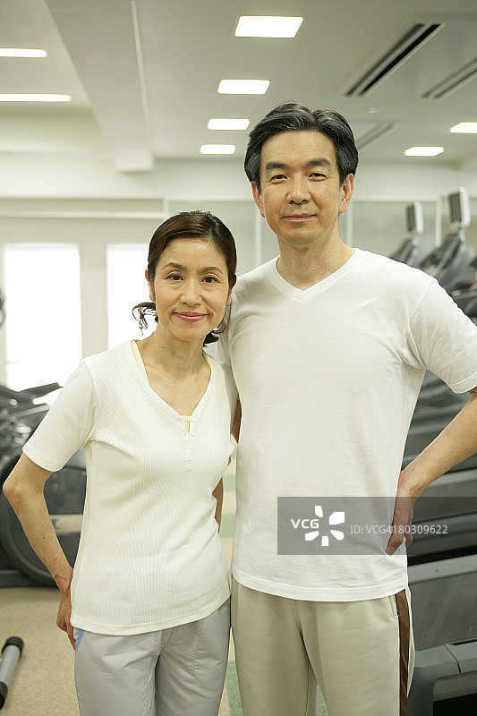 站在健身房里的中年夫妇图片素材