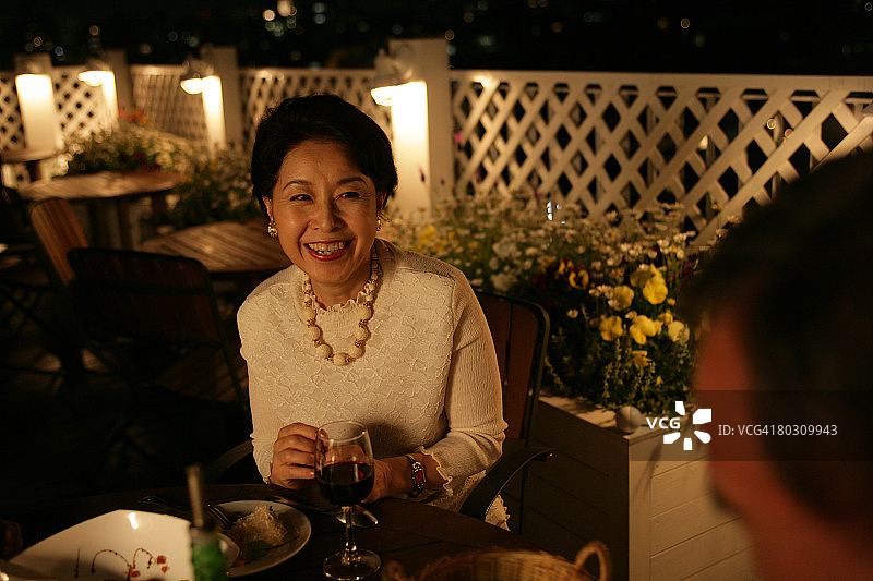 女人与朋友共进晚餐放松图片素材