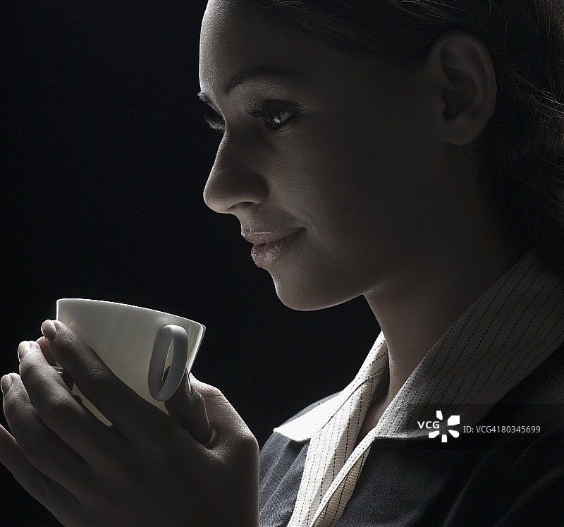 女商人手持咖啡杯特写图片素材