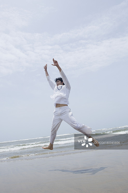 年轻人在海滩上锻炼图片素材