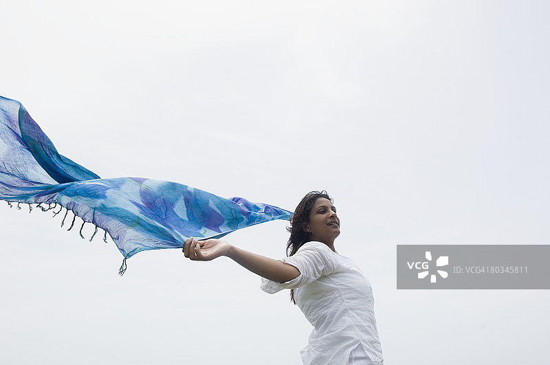 拿着披肩的年轻女人图片素材