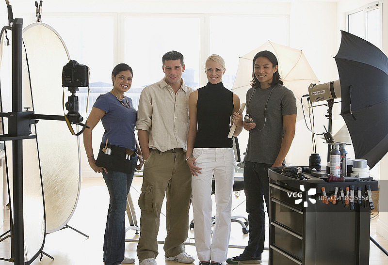 商人在工作室拍摄照片图片素材