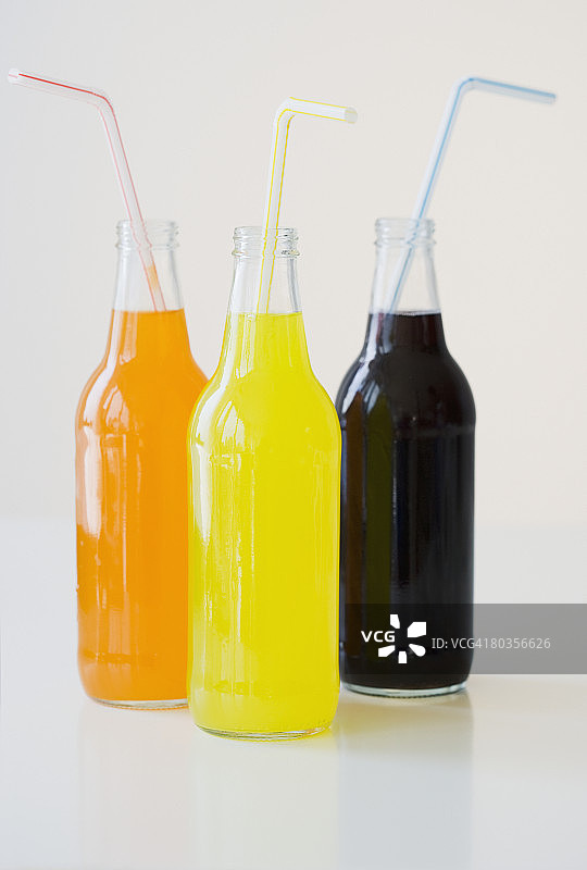 玻璃汽水瓶，带吸管图片素材