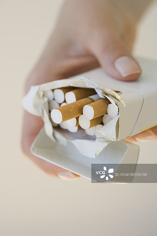 女人拿着打开的香烟盒图片素材