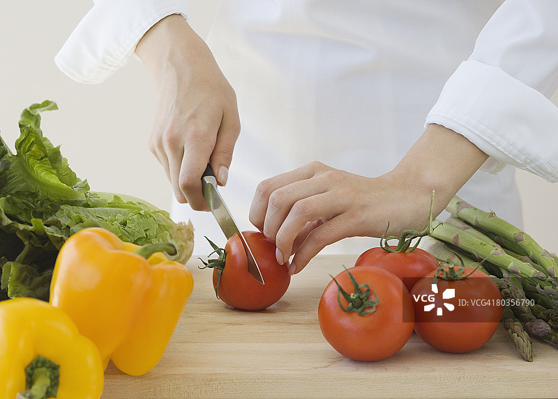 女人切蔬菜图片素材