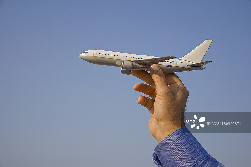 男人拿着玩具飞机图片素材