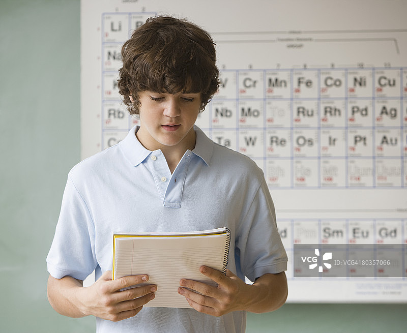 在科学课上发表演讲的青少年男孩图片素材