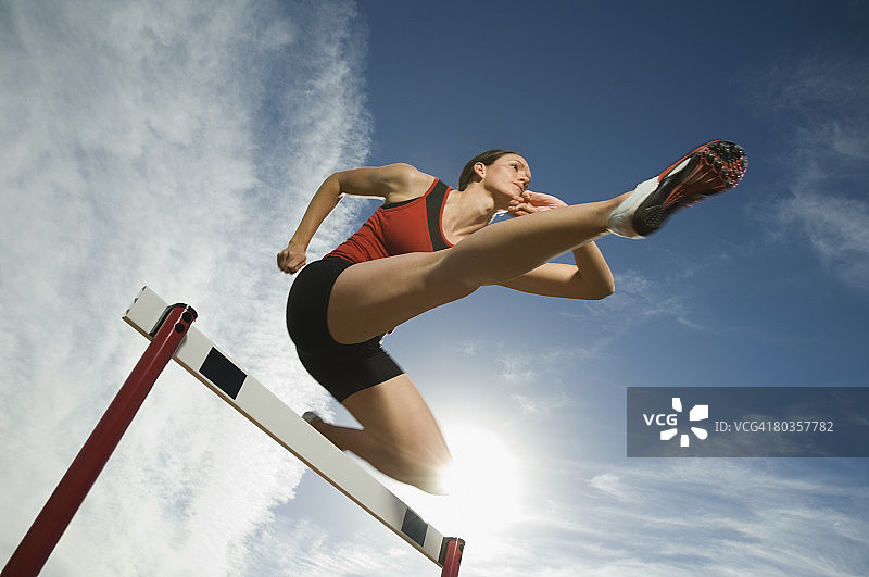 在美国犹他州跨栏的女运动员图片素材