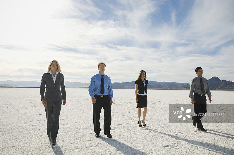 商务人士走在盐滩上，美国犹他州图片素材