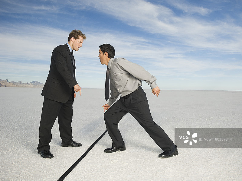 在盐滩犹他州美国，分隔线两侧的商人图片素材