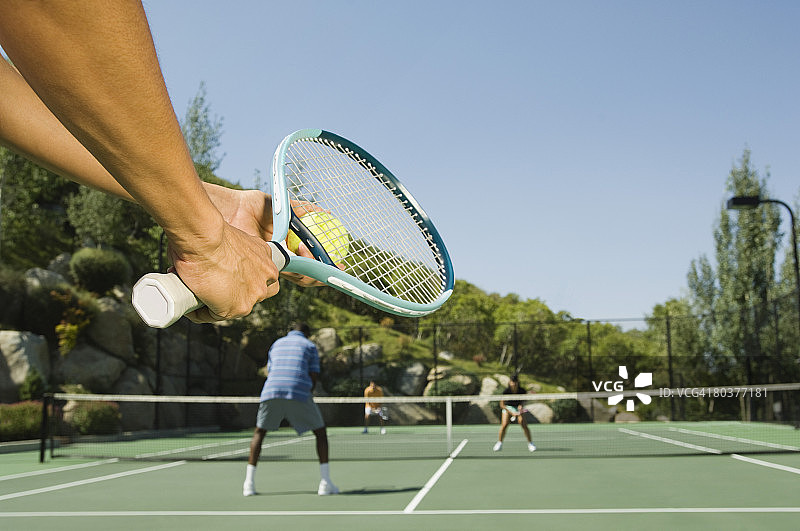 网球运动员发球图片素材