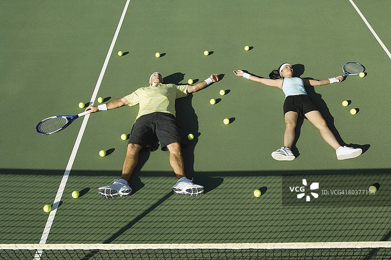 躺在网球场上的网球运动员图片素材