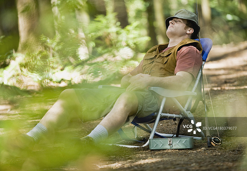 在椅子上睡觉的男人图片素材