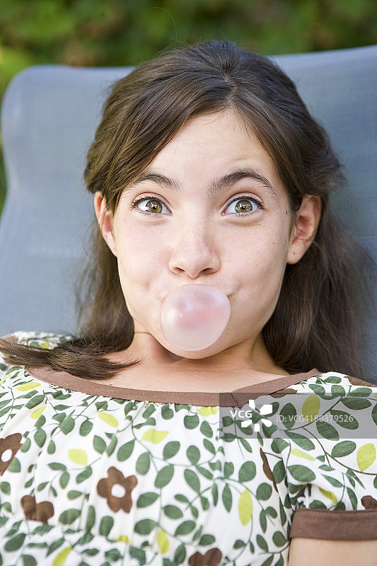 吹泡泡糖的女童图片素材