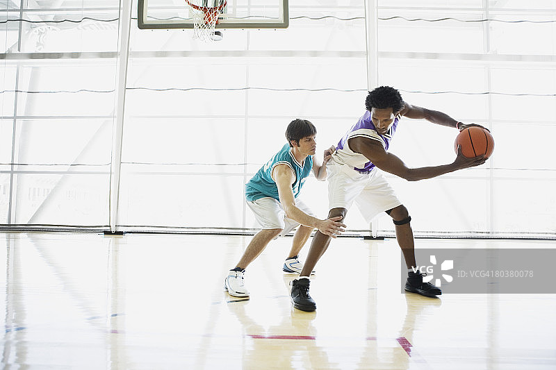 球场上对抗的篮球运动员图片素材