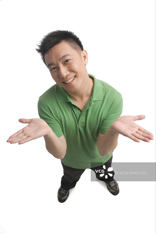 男人对着镜头微笑耸肩图片素材