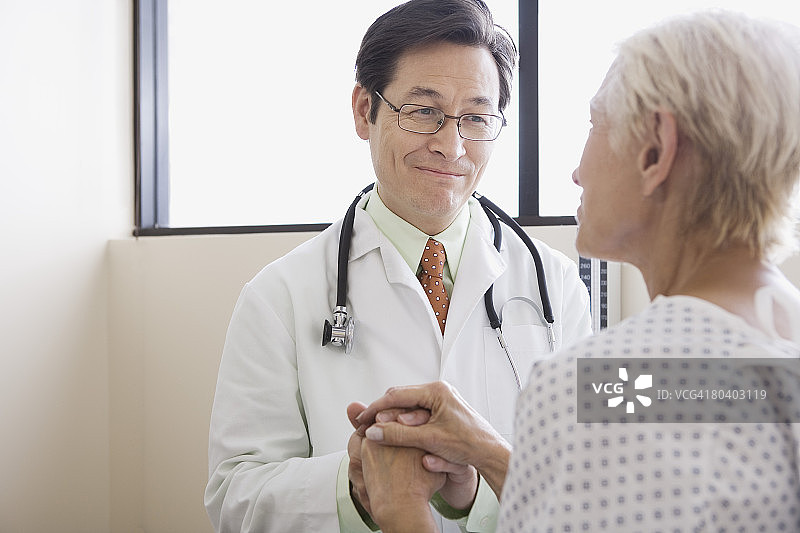 医生和患者手紧握在一起图片素材