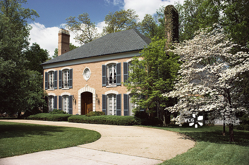 带有两个烟囱的房屋外观图片素材