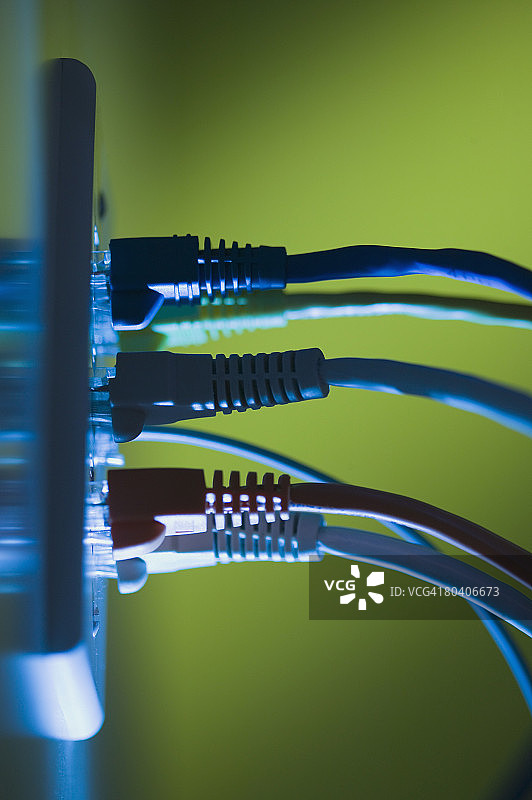 插入墙壁插座的以太网线缆图片素材