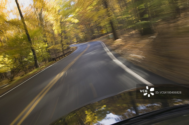 秋季乡村道路上的行驶车辆图片素材