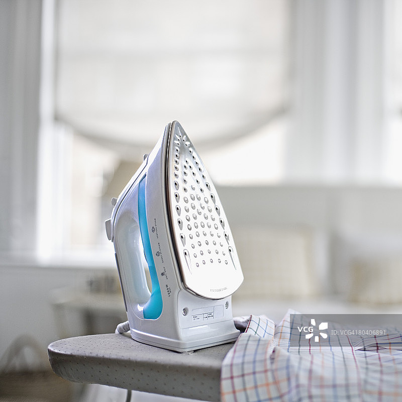 熨衣板上的熨斗图片素材