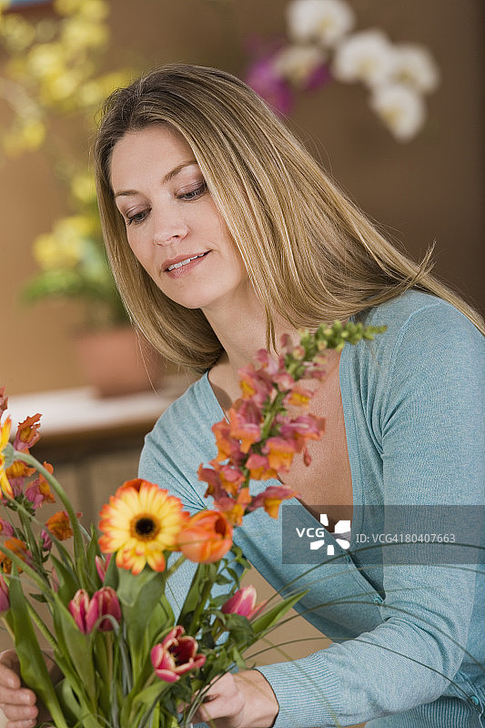 女人在家插花图片素材