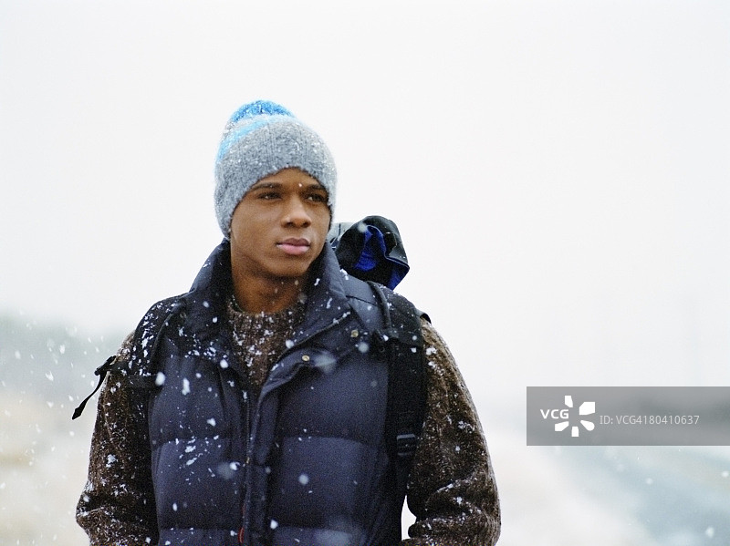 穿着冬装外套的男人图片素材