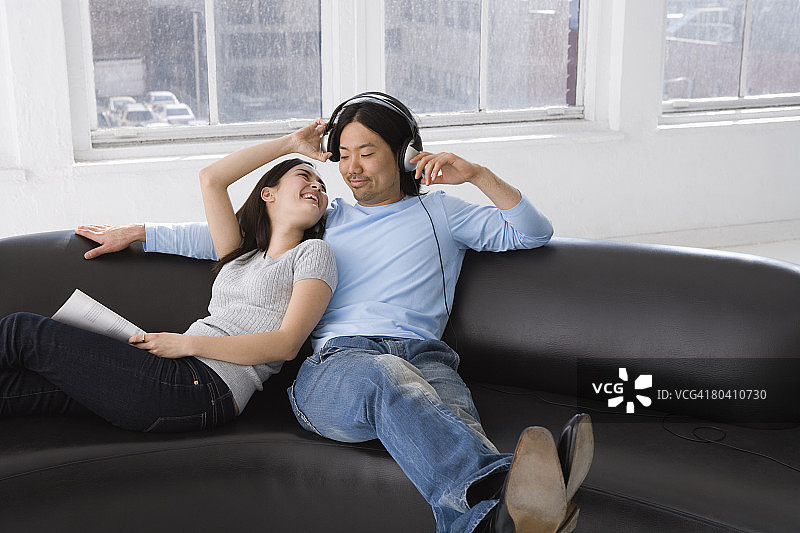 微笑情侣在家放松图片素材