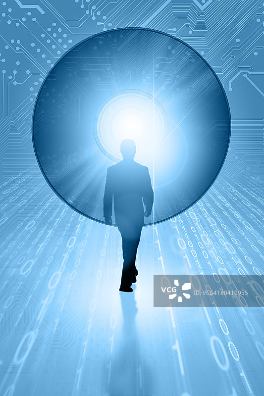 男人走向发光的电路二进制代码图片素材