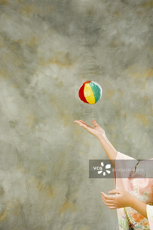 玩纸气球的女人图片素材