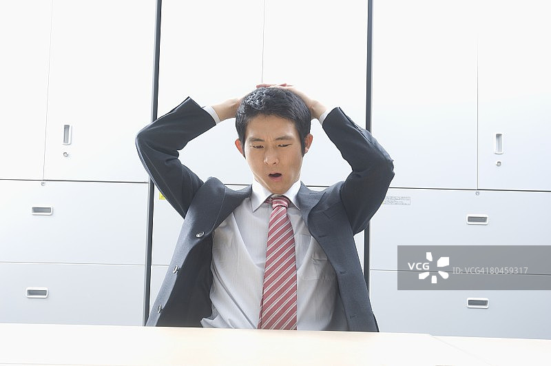 在办公室里打哈欠的商人图片素材