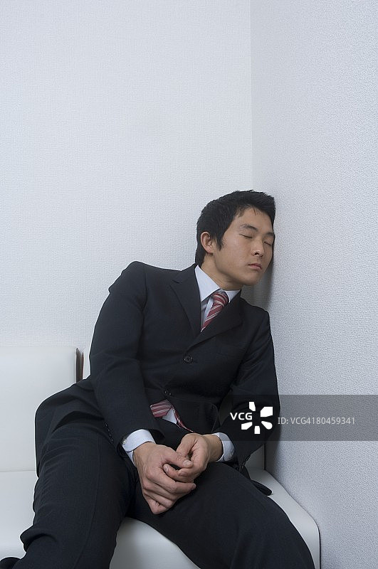 在椅子上睡觉的商人图片素材