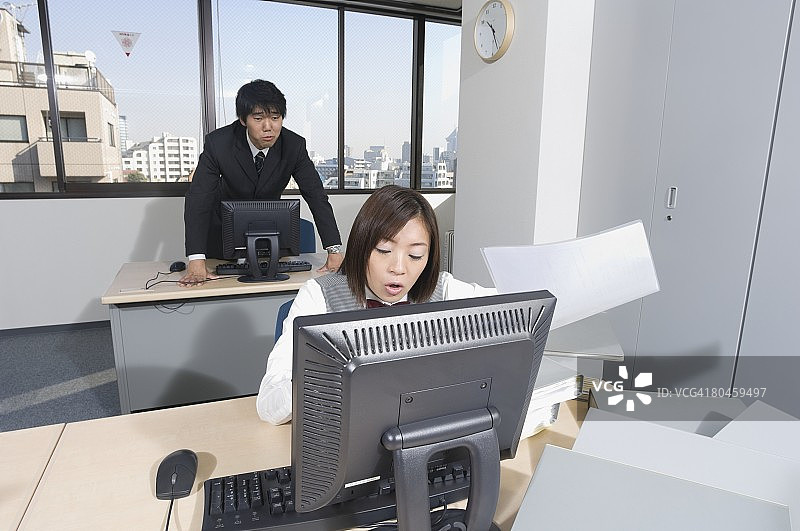 忙碌的办公室工作人员图片素材