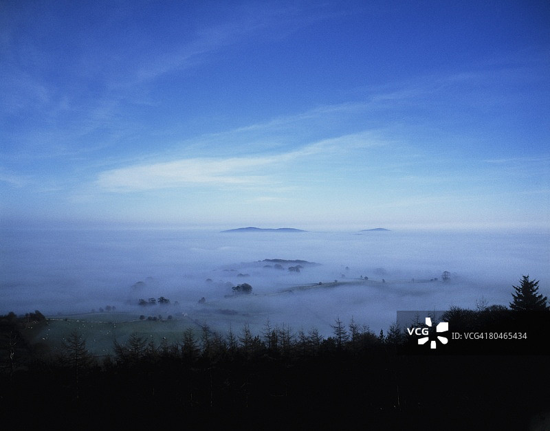 爱尔兰米斯郡 Loughcrew 附近的雾图片素材