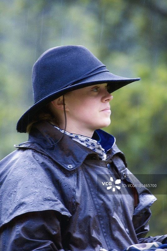 雨中的牛仔女郎图片素材