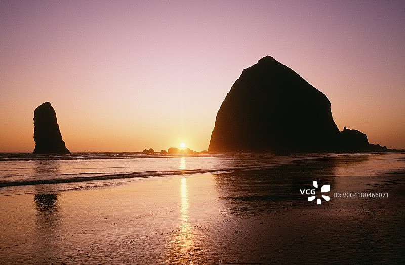 日落，干草堆岩，卡农海滩，俄勒冈州，美国图片素材