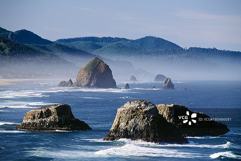 干草堆岩石、针状岩和海蚀柱，美国俄勒冈州坎农海滩图片素材