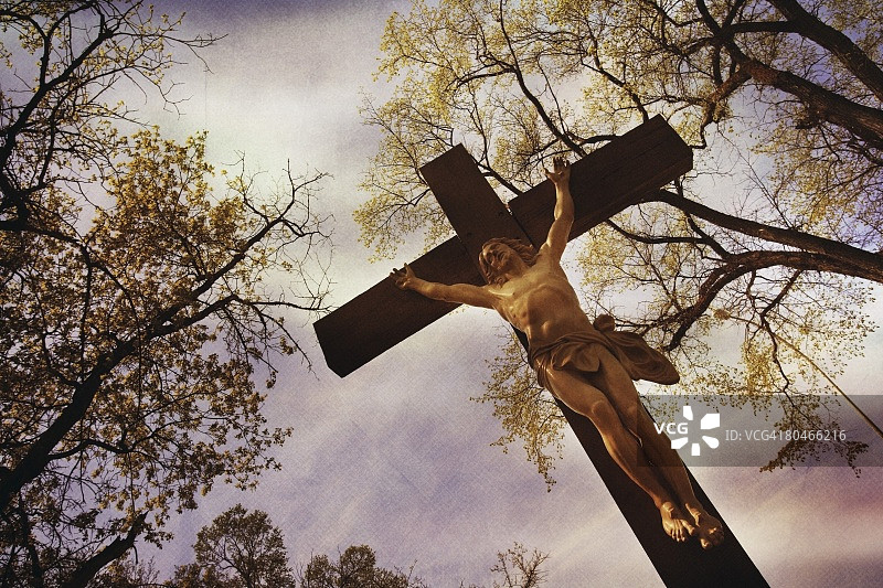 十字架上的基督雕像图片素材