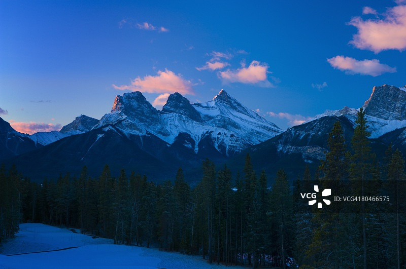 加拿大阿尔伯塔省坎莫尔的三姐妹山脉日出图片素材