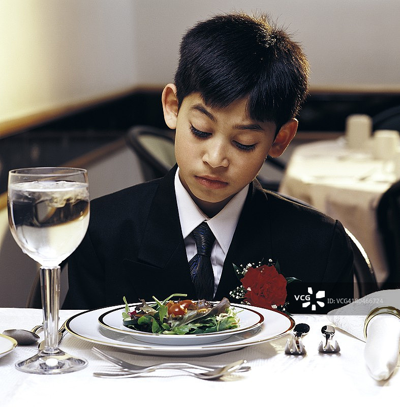 婚礼招待会上的男孩图片素材